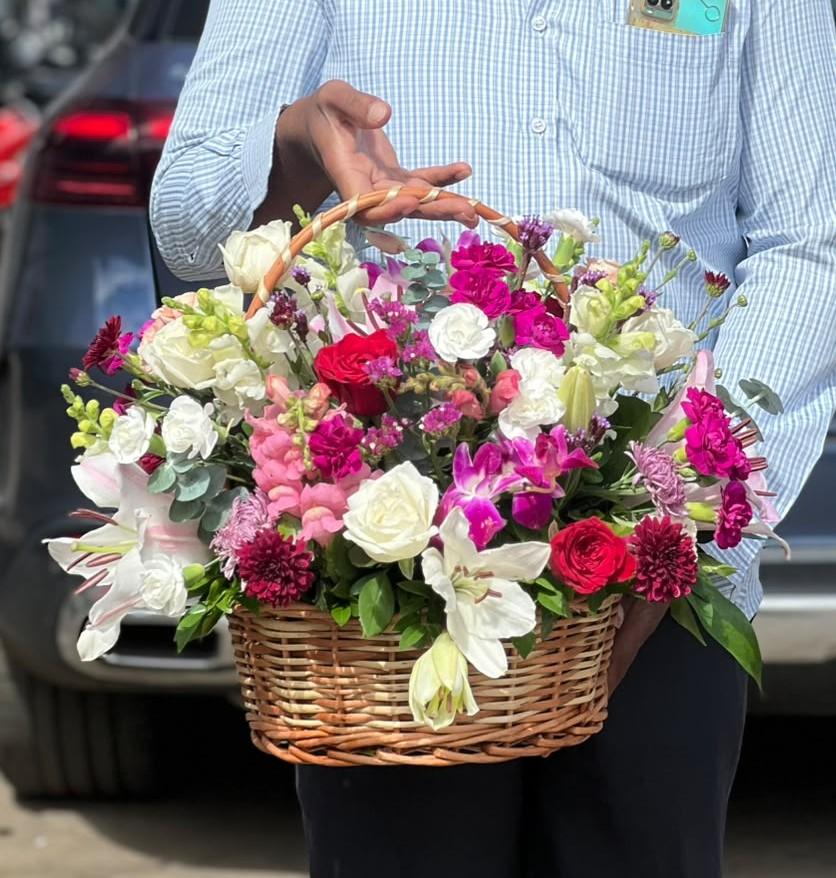 Grand Nilgiri luxury flower basket with lilies, roses, carnations and snapdragons in Ooty